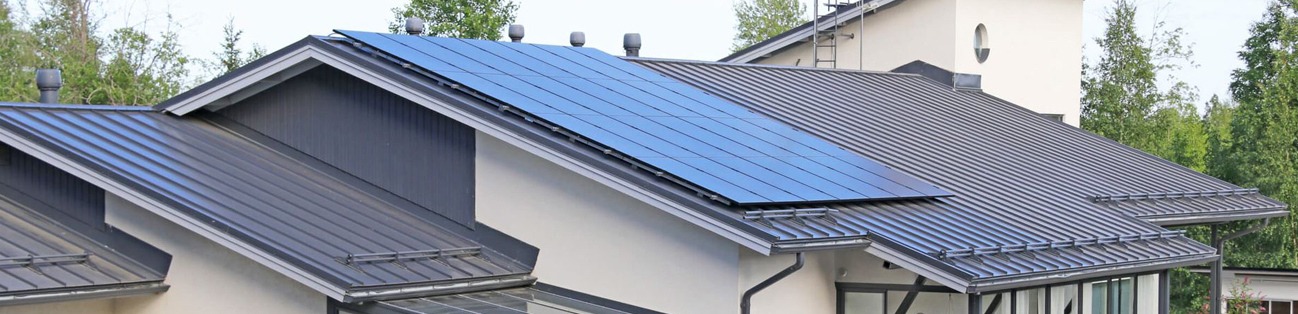 Aurinkopaneelit ja kattohuolto – vältä kolme tyypillistä virhettä
