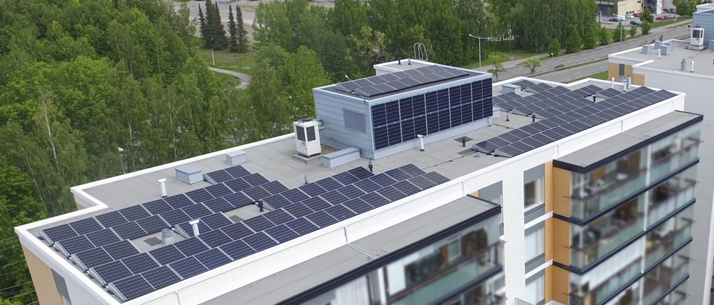 Aurinkovoimala vastaa espoolaisen taloyhtiön kulutuspiikkeihin