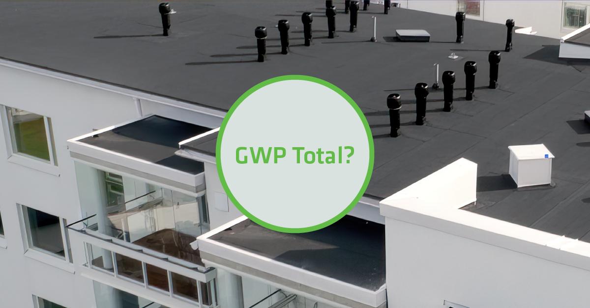 Kerrostalon bitumikatto, jonka päällä ympyrässä GWP Total? -teksti