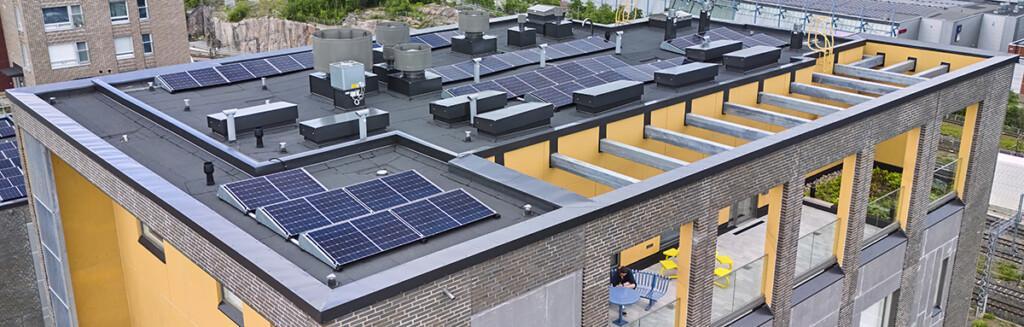 Aurinkovoimala HOAS Huipussa, bitumikatolla muitakin asennuksia kuten IV yms. RipRap-elementtiräystäät kehyvstävät kattoa.
