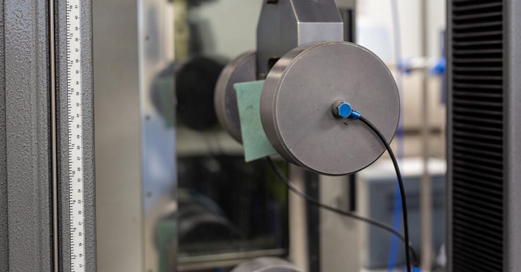 Testilaitteistoa Kerabitin Lohjan tehtaan laboratoriossa