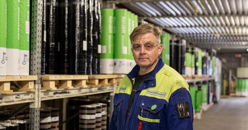 Tuotantopäällikkö Jarmo Hämäläinen Lohjan tehtaan varastossa