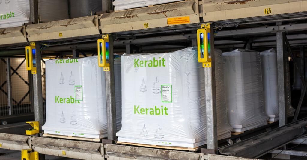 Kerabit-bitumikermilavoja Lohjan tehtaan automaattivaraston hyllyllä odottamassa lastausta